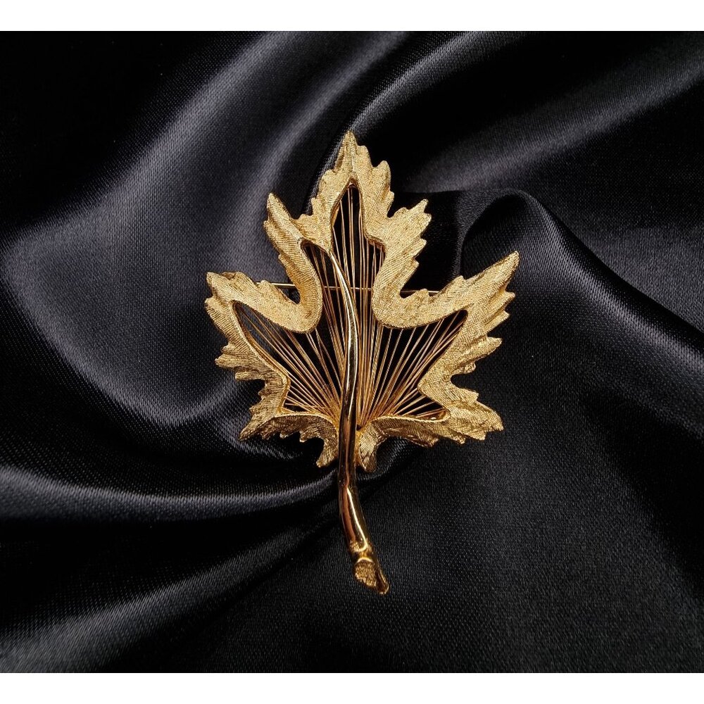 Vintage MONET Gold-Tone Leaf Brooch Pin Maple Leaf Design Elegant